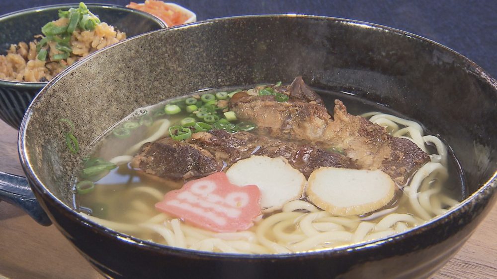 沖縄料理で夏気分！食べ応え十分なソーキそばセット