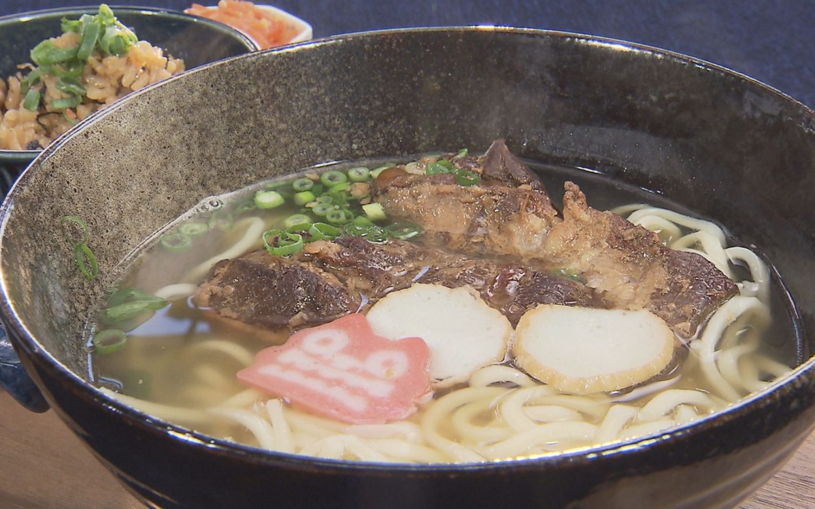 沖縄料理で夏気分！食べ応え十分なソーキそばセット
