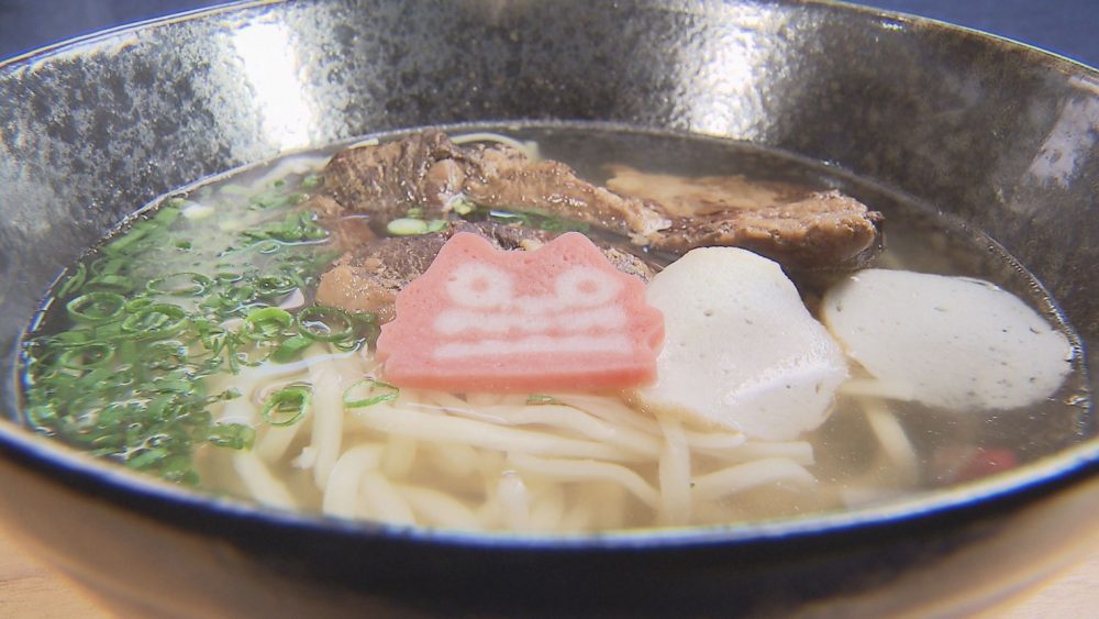 ソーキそばは和風だし＆豚肉のうまみのスープ