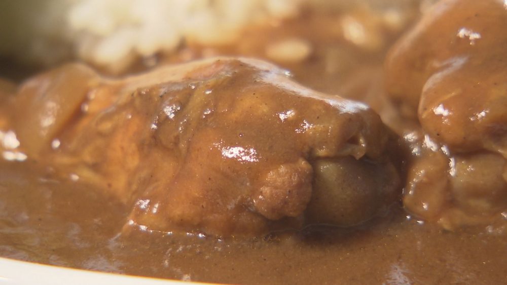 柔らかく煮込んだ手羽元