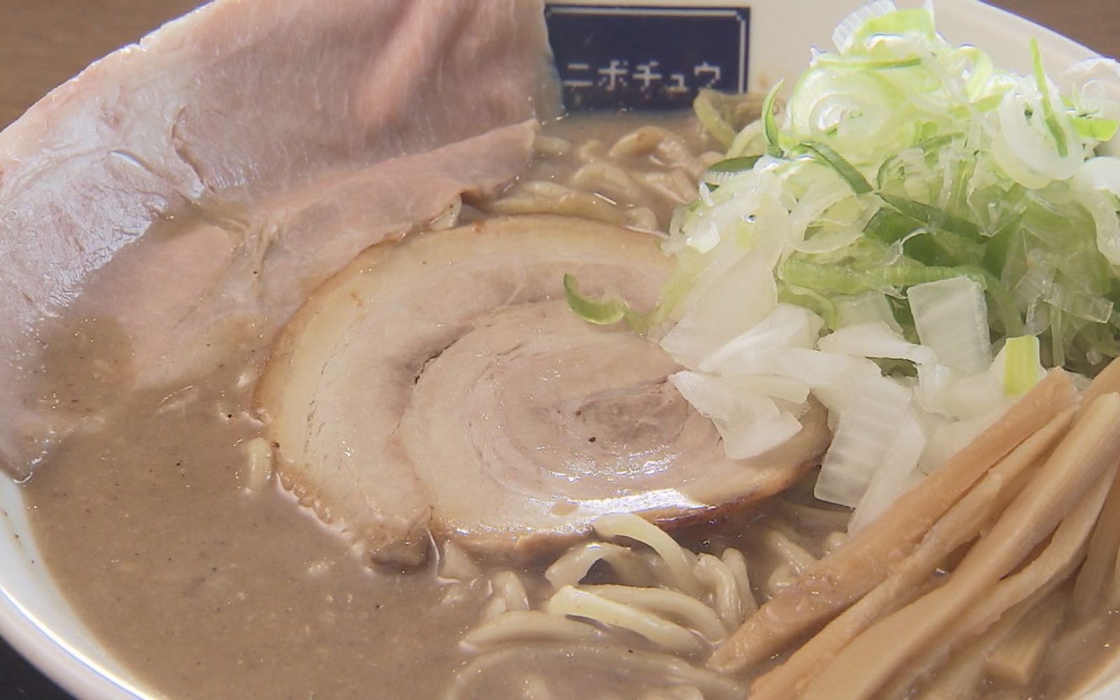 店名の由来は「煮干し中毒」 店主が自ら食べ続けたい超濃厚ラーメン