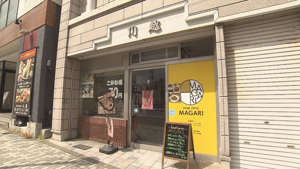 黄金焼店の一角で営業