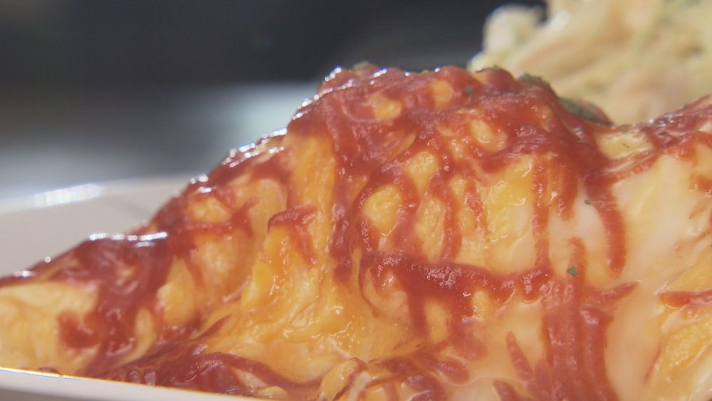 とろとろ卵のオムライスを食べながら旧駅舎の喫茶店でゆったり