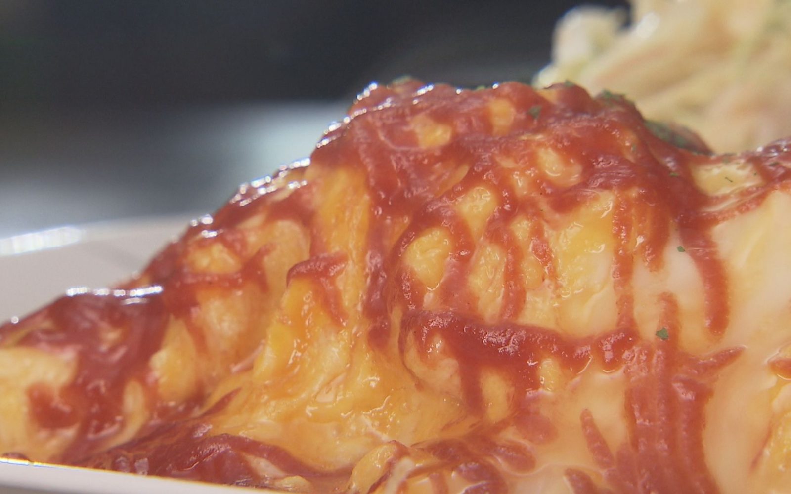 とろとろ卵のオムライスを食べながら旧駅舎の喫茶店でゆったり