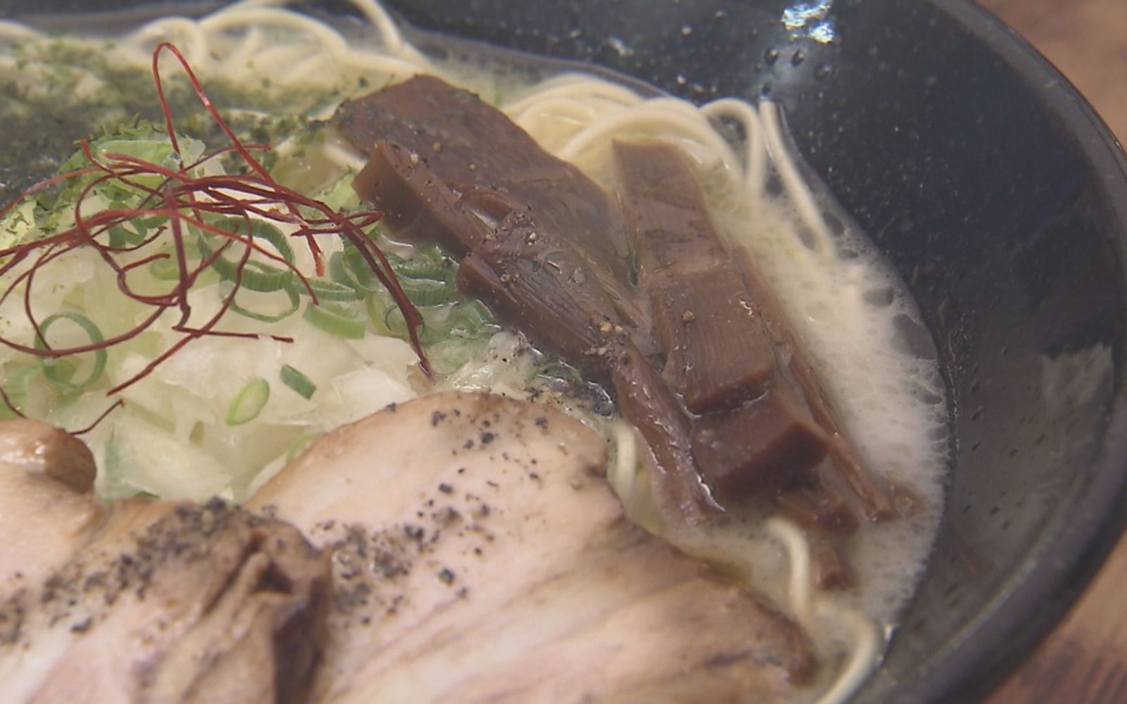 九州で修業した店主が青森流にアレンジ！豚骨愛があふれるラーメン