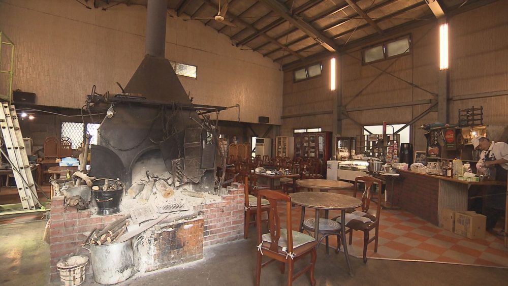 ダンスホールを改装した内観