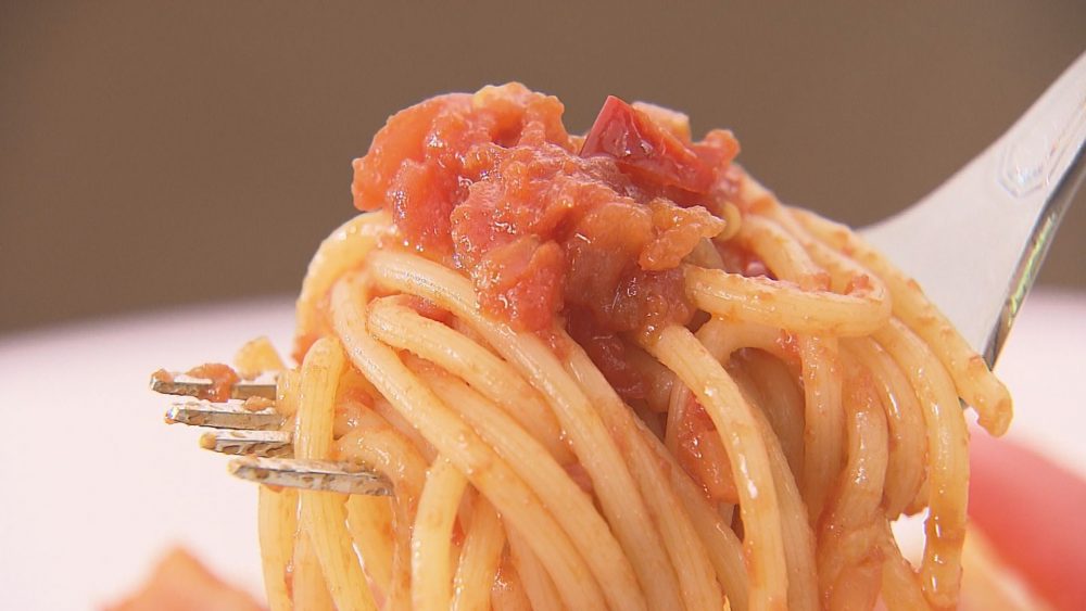 ピリ辛のトマトソースがパスタに絡む