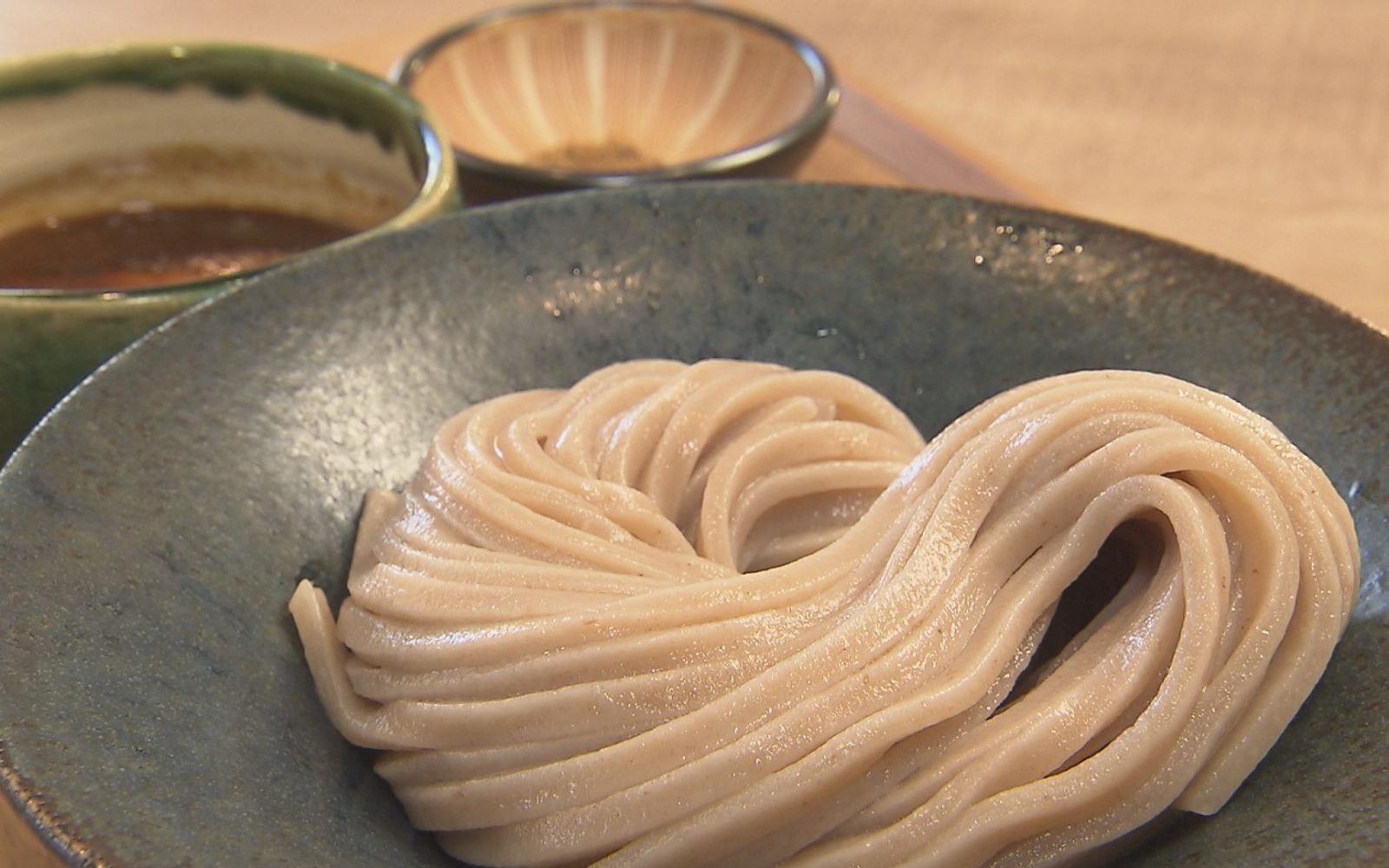 自家製の超極太麺＆こってりスープ！　こだわり満載の濃厚つけ麺