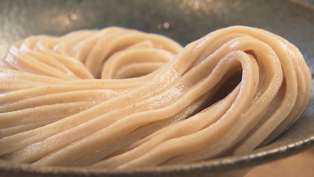 自家製の超極太麺