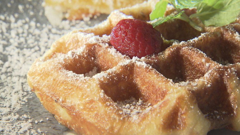 ワッフルの生地に桜の塩漬けが入っている