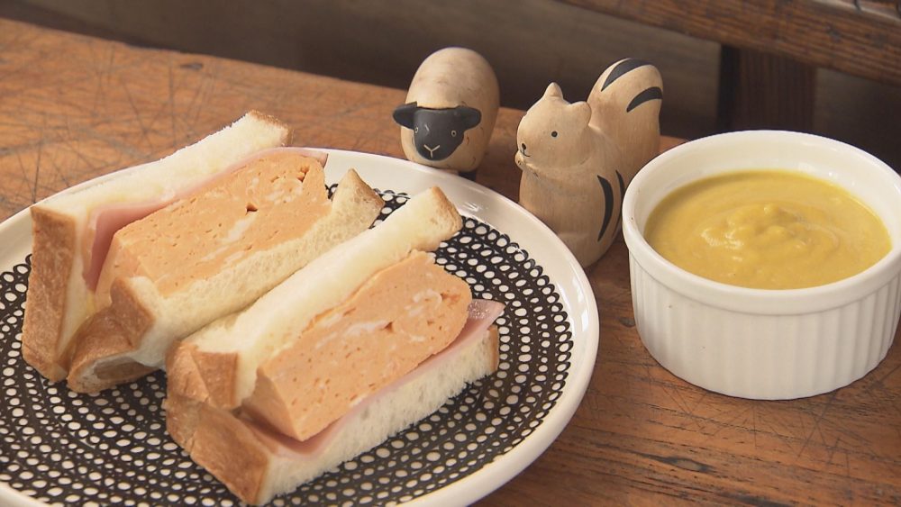 和洋融合でボリューム満点　極厚ジューシーたまごサンド