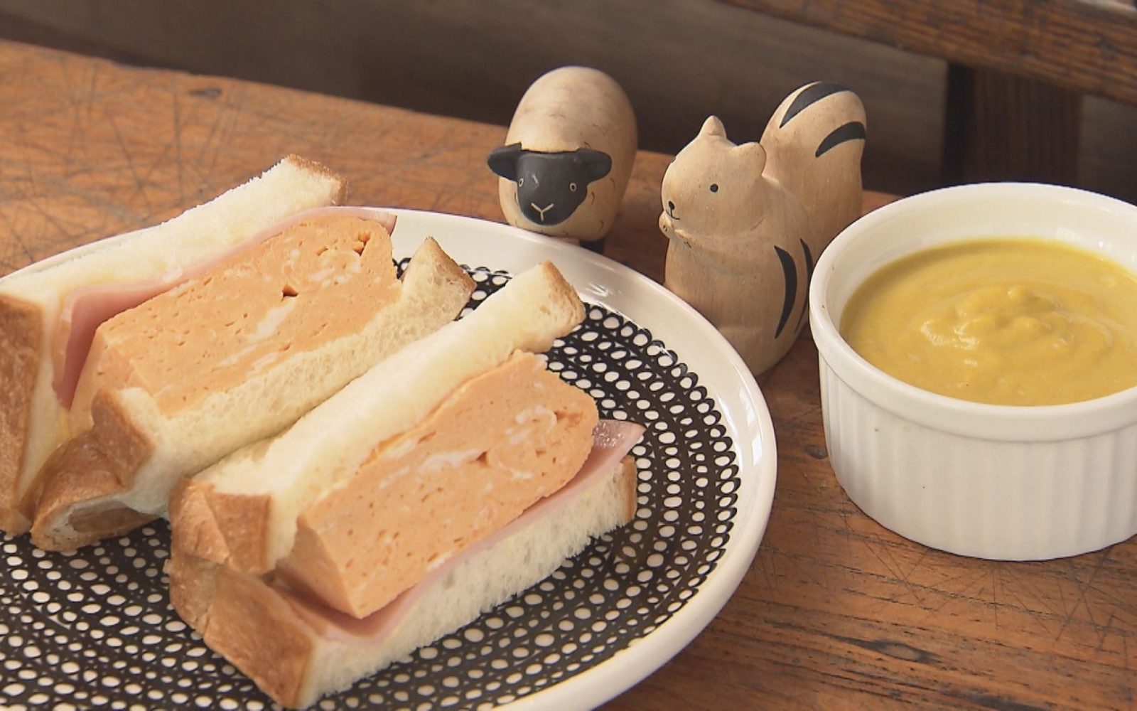 和洋融合でボリューム満点　極厚ジューシーたまごサンド