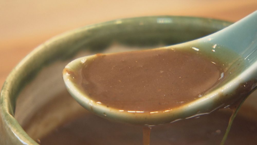 濃いスープに麺を半分程度付けるのがコツ