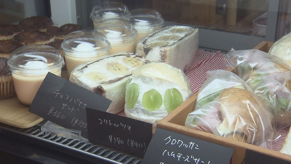 手作りのサンドイッチやスイーツが並ぶ