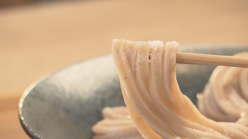 まずは塩で麺を味わう