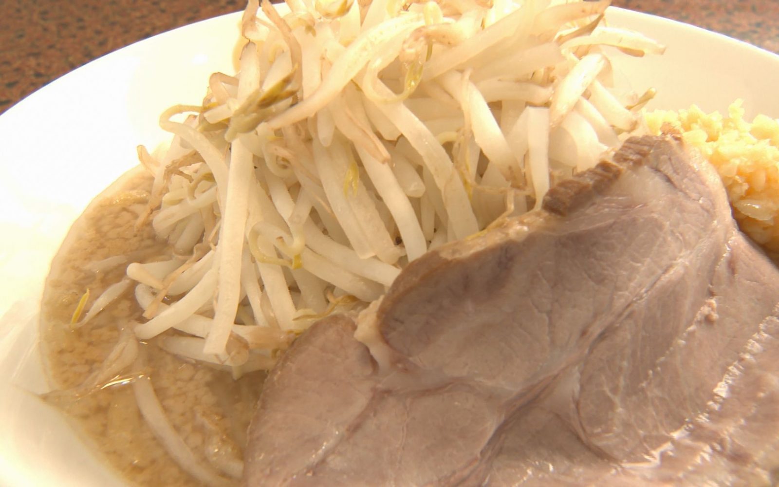 子どもからお年寄りまで　パンチがありながらもやさしい二郎系ラーメン