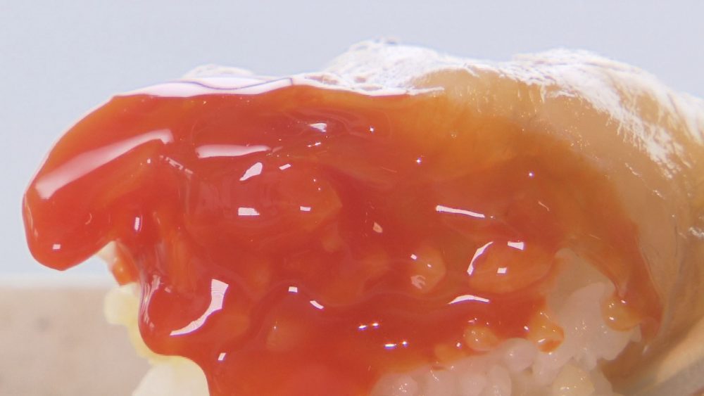 「真っ赤卵」と絡めて濃厚な味に