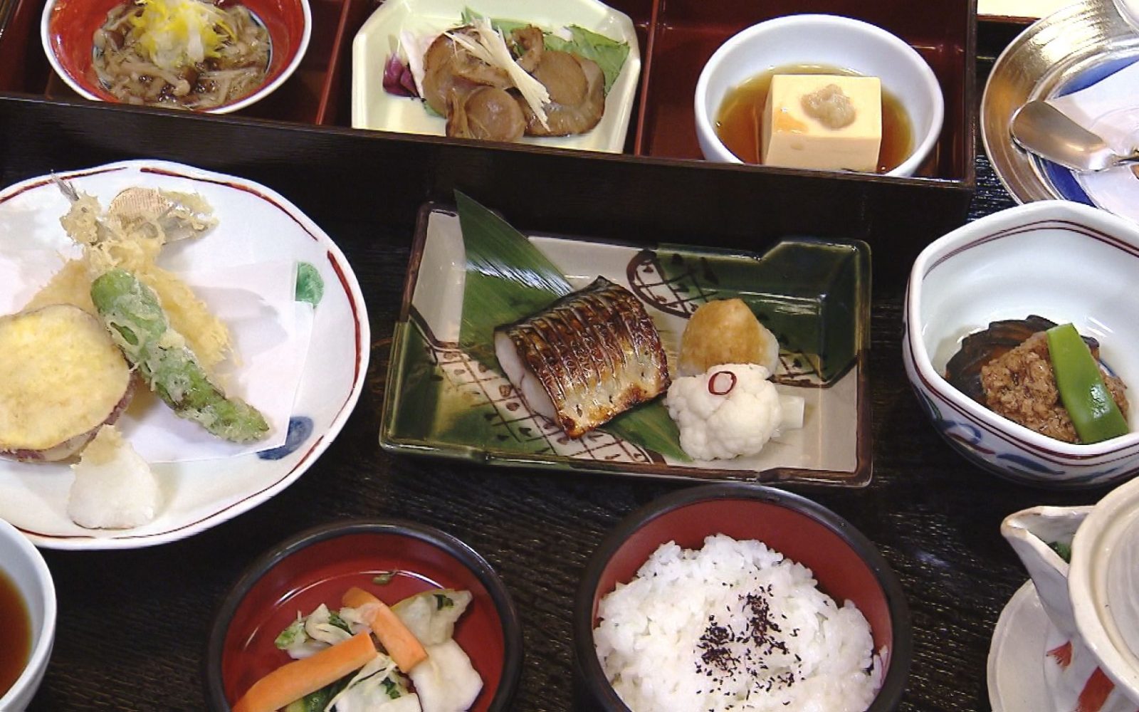 季節の食材を使った豪華な和食と青森県産米「青天の霹靂」のハーモニーを味わう