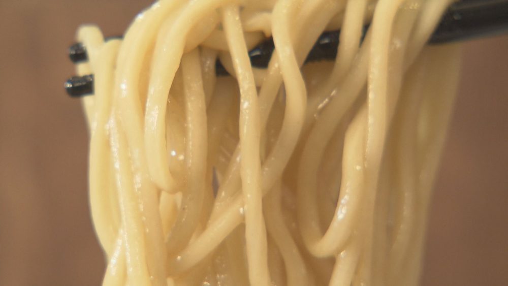 みずみずしい口当たりの中細ストレート麵
