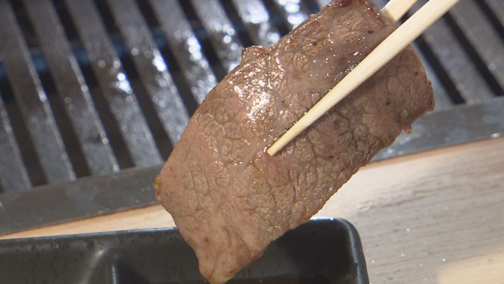 醤油ベースの自家製ダレに付けて