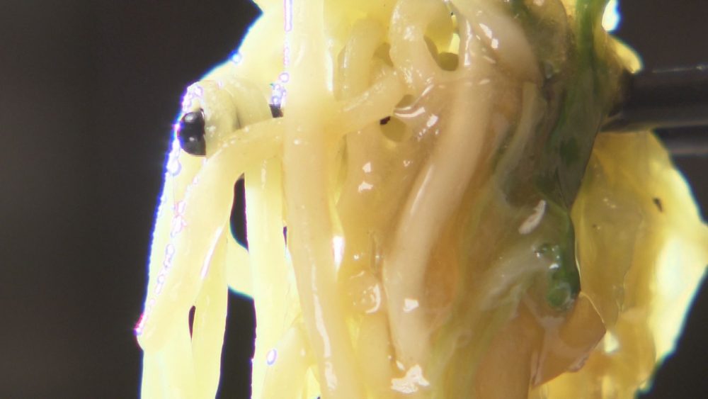 パリッと焼いた麺と一緒に香ばしく