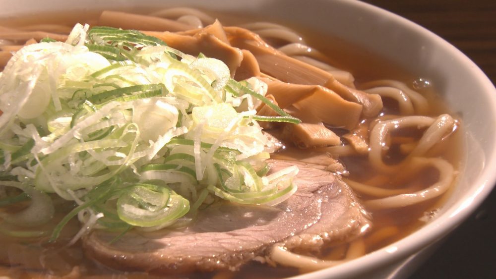 透き通ったスープと太麺の相性が抜群　あっさり煮干し中華そば