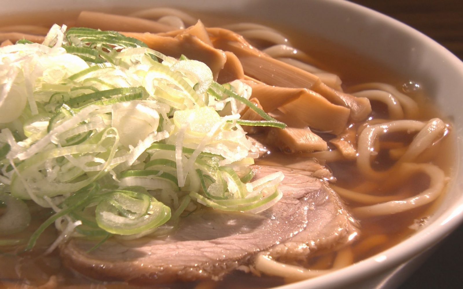 透き通ったスープと太麺の相性が抜群　あっさり煮干し中華そば