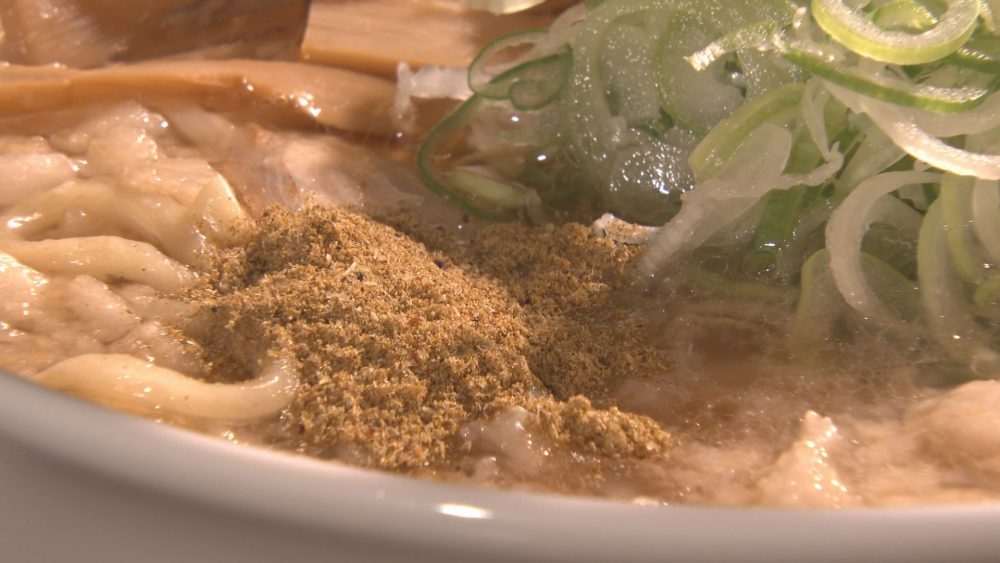 魚粉と青唐辛子を加えてキレのある辛さに