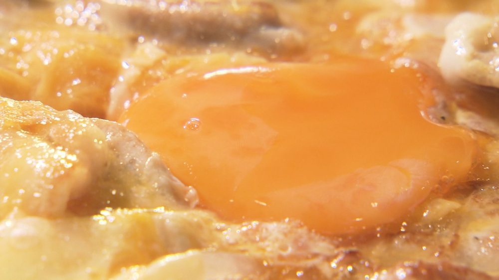 ふわトロたまごは最後に卵黄をのせて