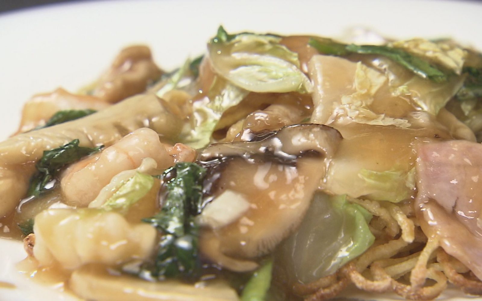 9種類の豊富な具材と一緒に　うま味たっぷりの五目焼きそば