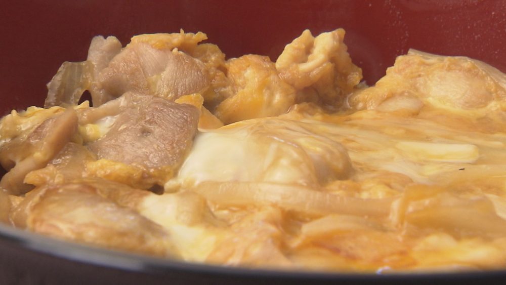 絶妙な食感の鶏肉を甘めに煮込む