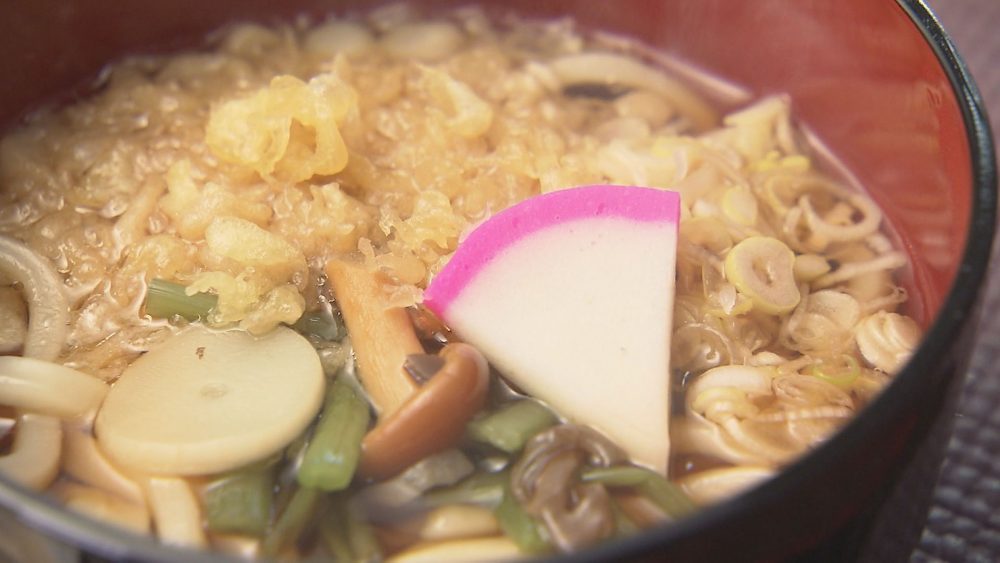 うどんはかつおベースのスープ