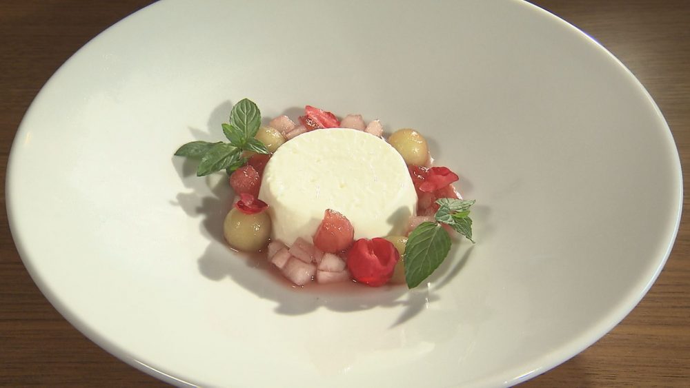 「パンナコッタと八戸ワインのマチェドニア」