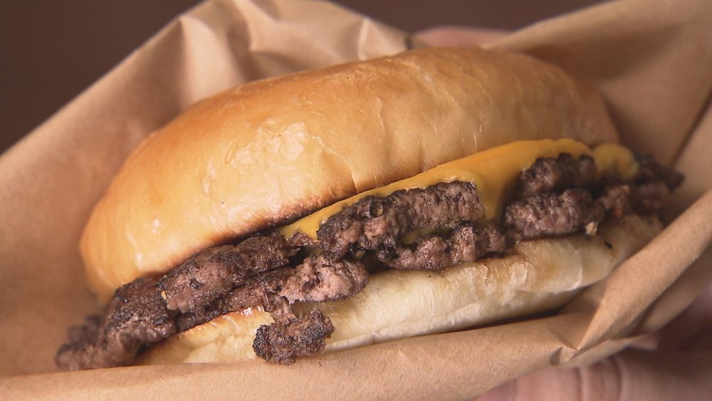 牛肉はカリカリに潰すスマッシュバーガー