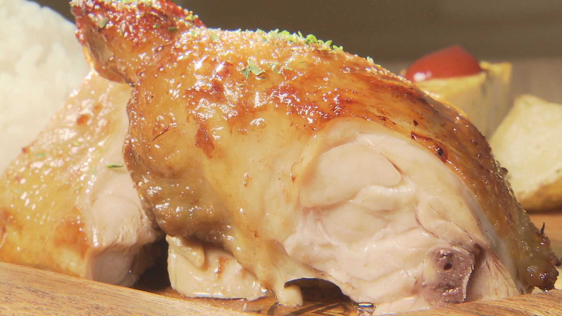 あふれる肉汁 やわらかさと旨みを味わうロティサリーチキン [丸鶏