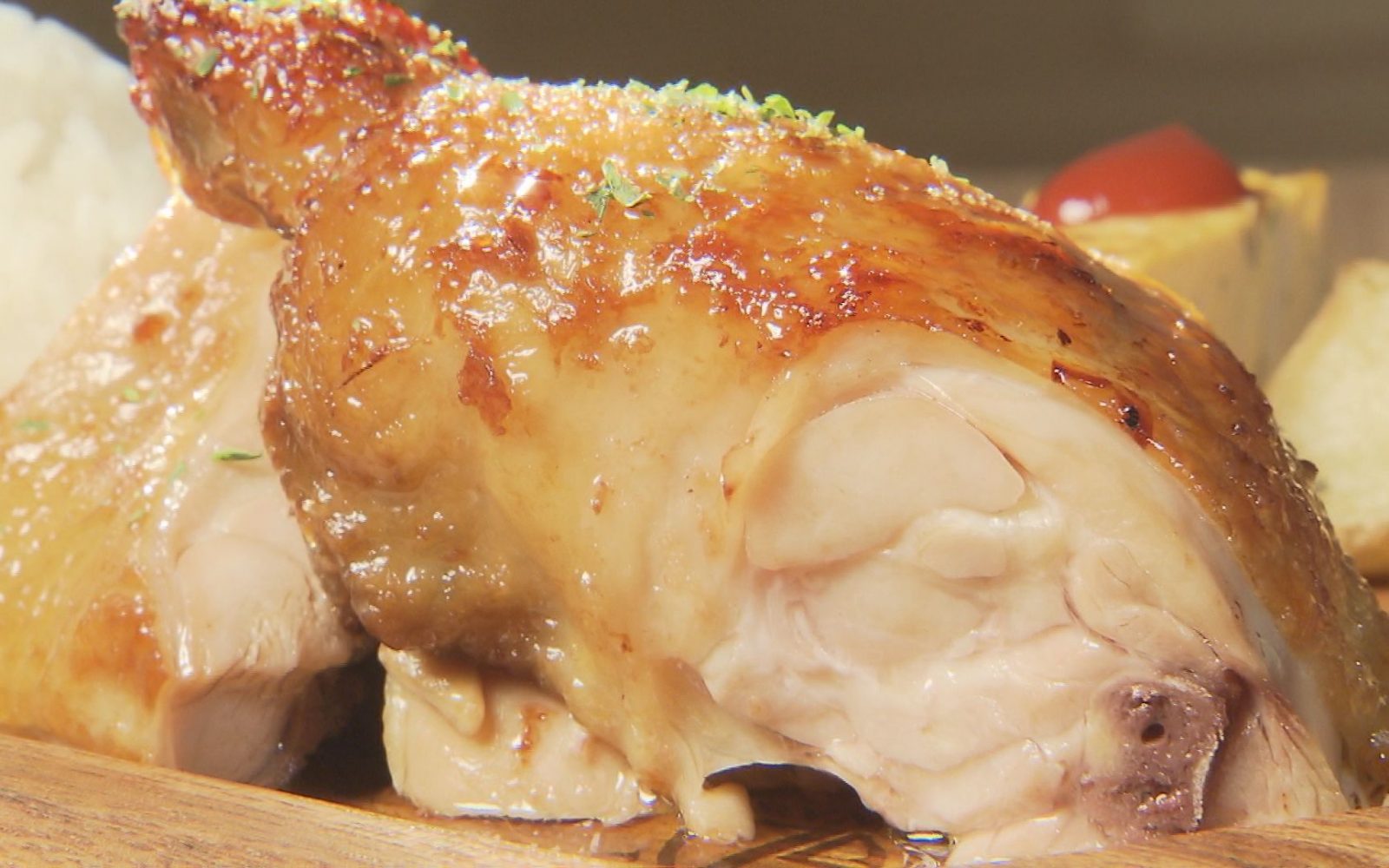 あふれる肉汁　やわらかさと旨みを味わうロティサリーチキン