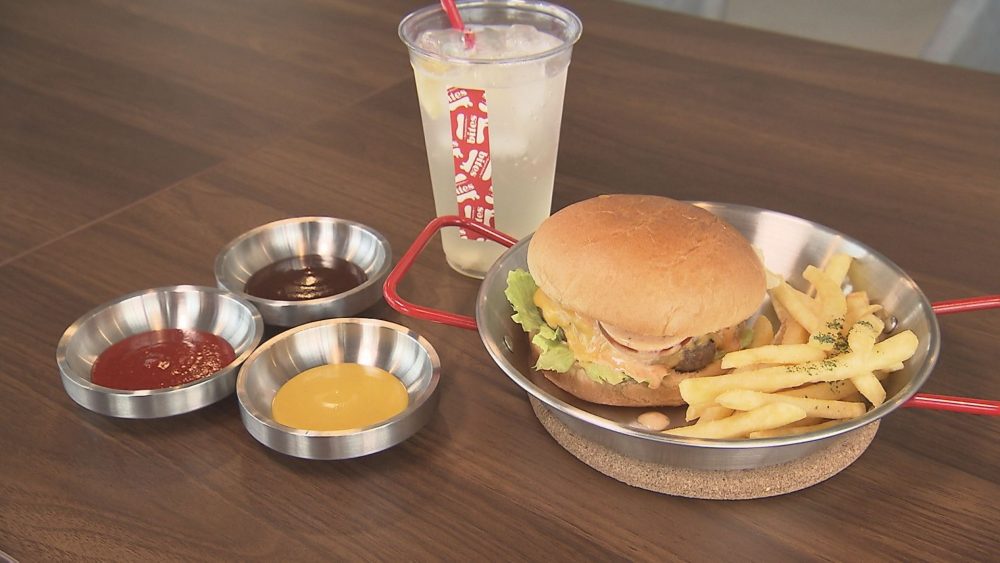 ポテト、ドリンク、ディップソース付きのセット