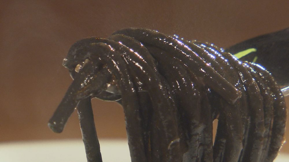 イカスミを練り込んで八戸らしさ演出