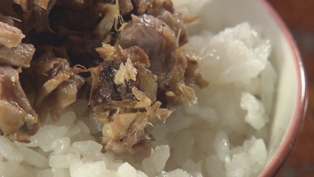 チャーシューがのったライスにスープとかえしを加えて