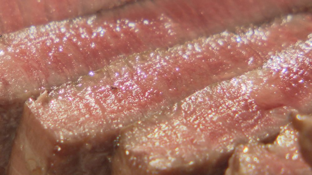 炭火で焼きあげ、余熱でうまみを閉じ込める