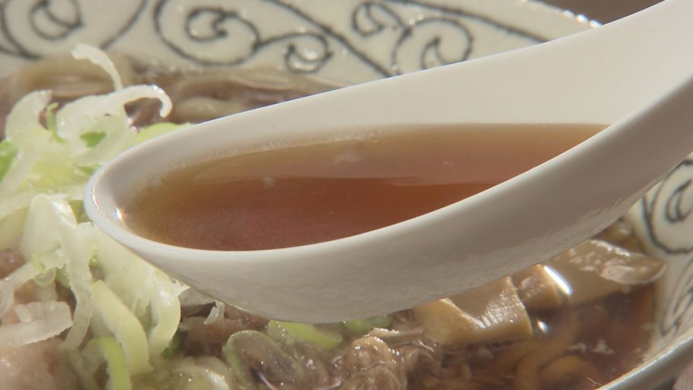 煮干しとシイタケのだしが利いたスープ