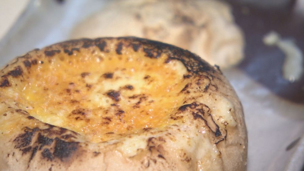 パンの器に入ったチーズでフォンデュ