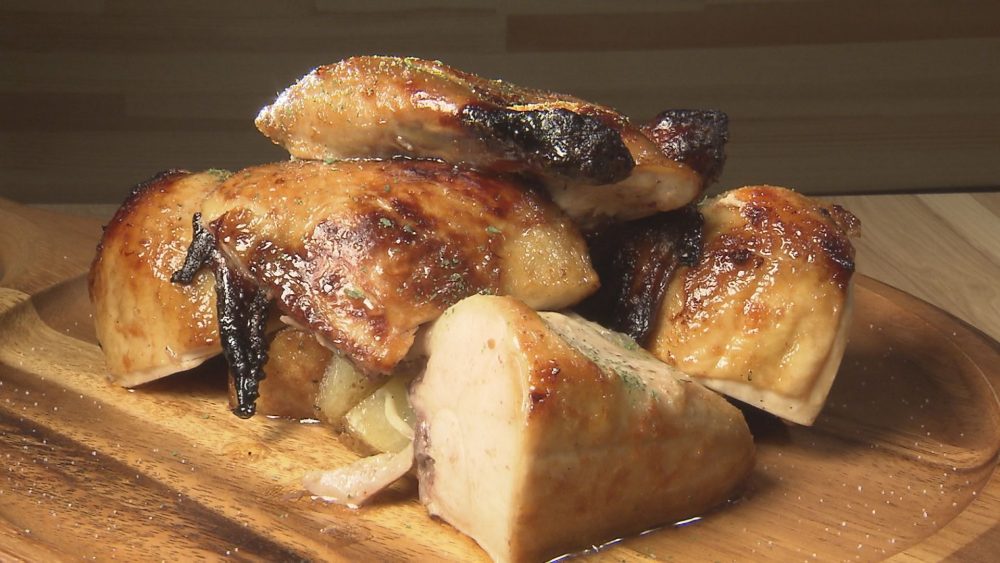 丸鶏の旨みは逃さず、皮はパリパリ