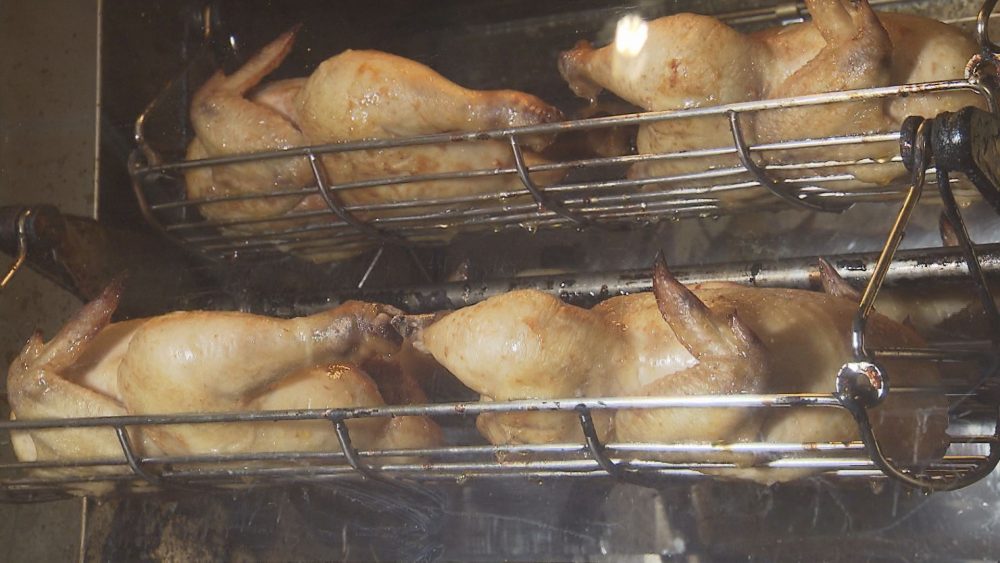 丸鶏を回転させながら焼く