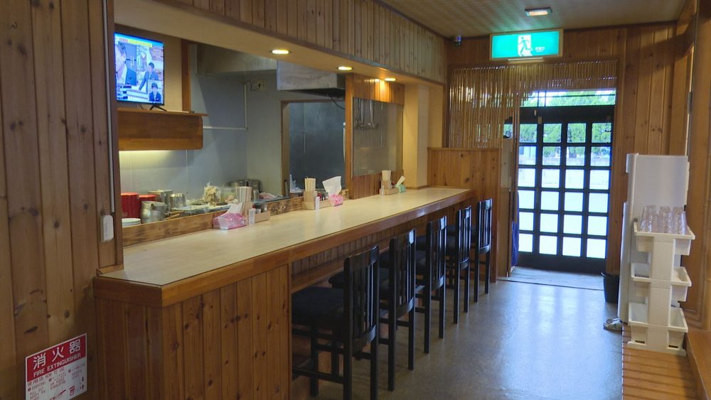 居酒屋を改装したお店の内観