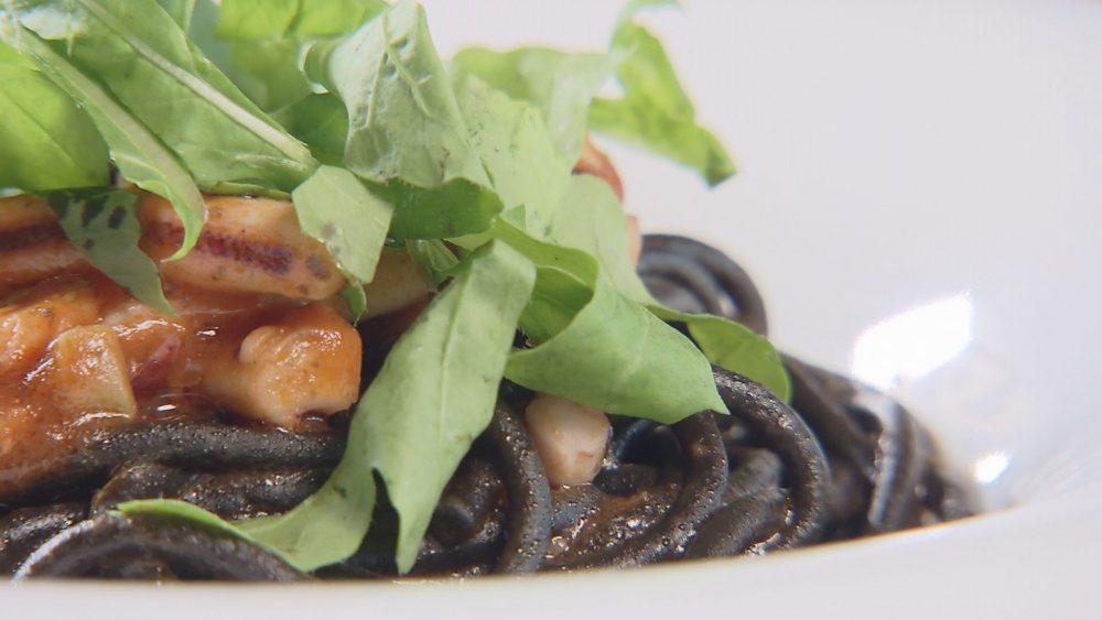 「県産烏賊のプッタネスカ　イカスミのスパゲッティーニ」