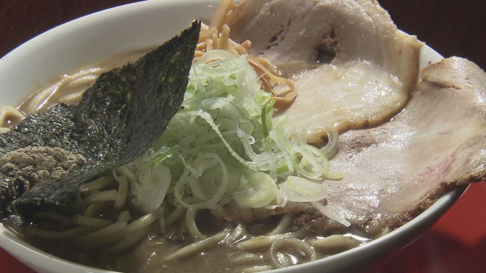 煮干しのインパクトが強い「特製濃厚そば」