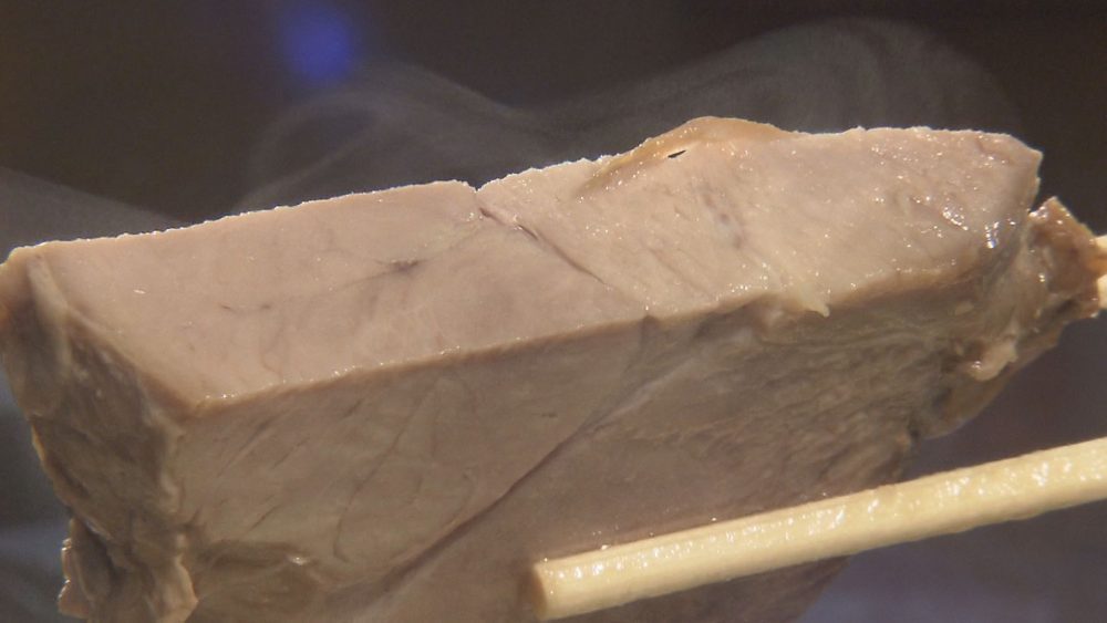 極厚チャーシューは驚きの柔らかさ