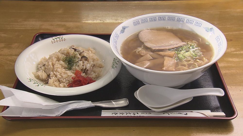 大衆食堂で王道の中華そばとチャーハンセット