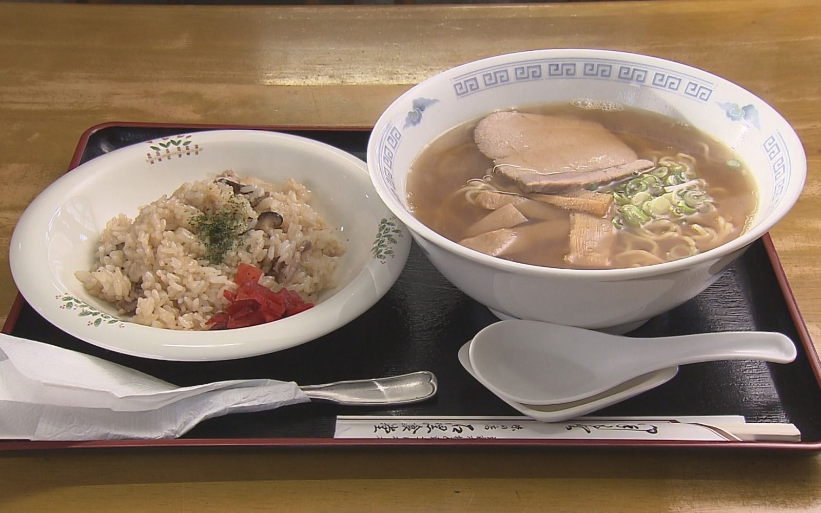 大衆食堂で王道の中華そばとチャーハンセット